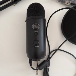 Yeti Blackout USB Microphone Bundle with Desktop Boom Arm Microphone Stand, Used